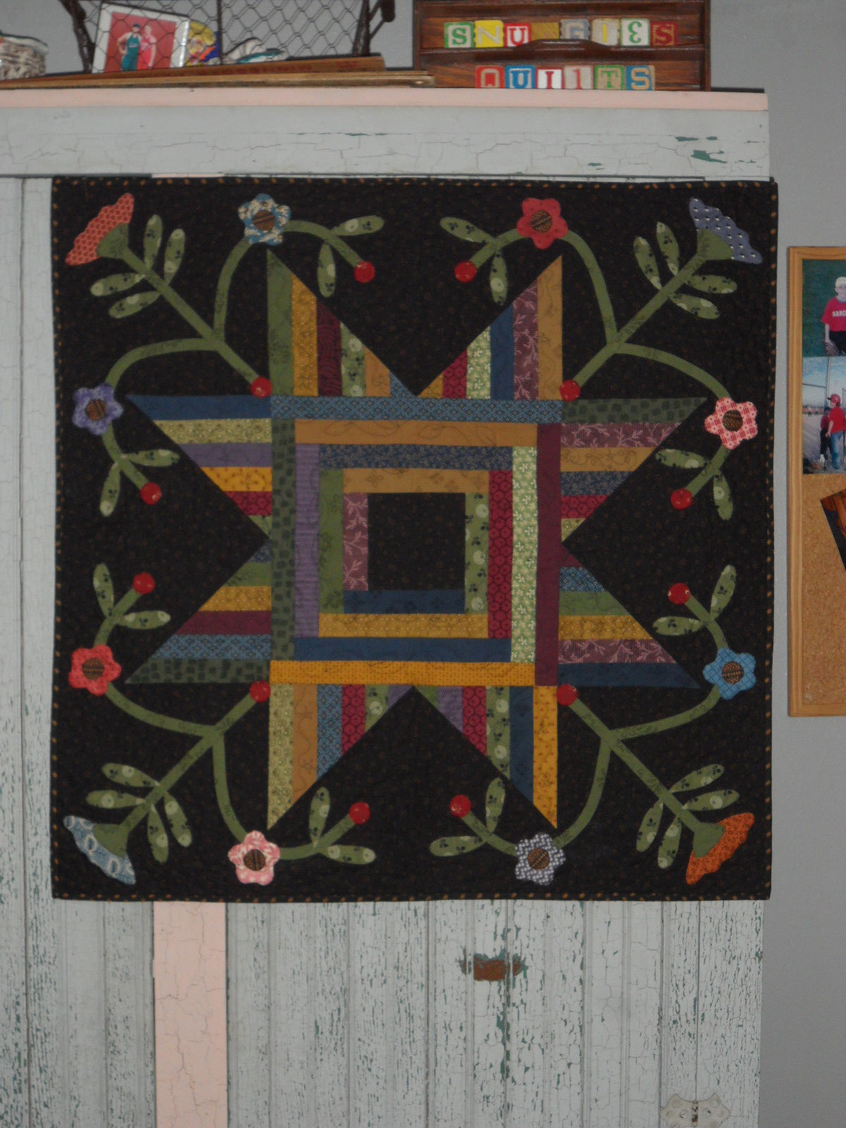 scrappy wall hanging table topper quilt pattern with applique